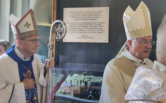 El cardenal Parolin con báculo y el arzobispo Vives en el santuario de Meritxell en Andorra