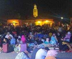 Gente en la plaza de Marrakech, con miedo a volver a sus casas tras el terremoto del sur de Marruecos