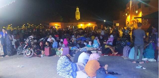 Gente en la plaza de Marrakech, con miedo a volver a sus casas tras el terremoto del sur de Marruecos