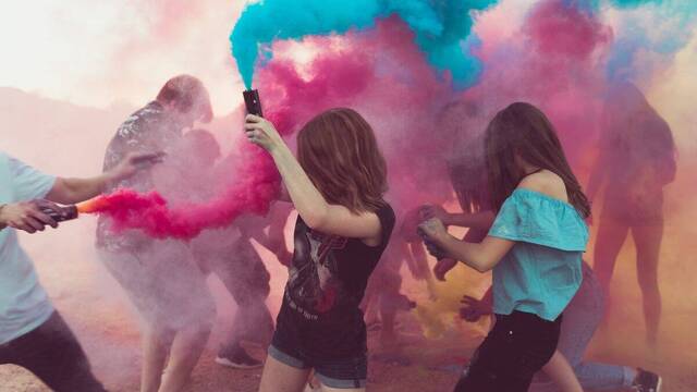 Jóvenes jugando con humos de colores.