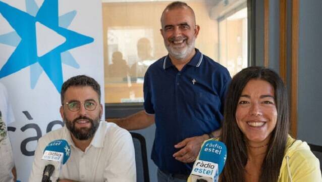 Xavi Toscano, el diácono Ignasi Miranda y Mercè Raga, locutores en Radio Estel, la radio del arzobispado de Barcelona
