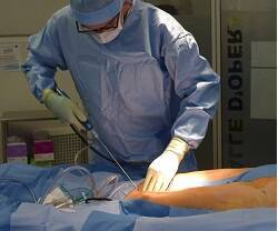 Un cirujano estético opera a un paciente - foto de Philippe Spitalier para Unsplash