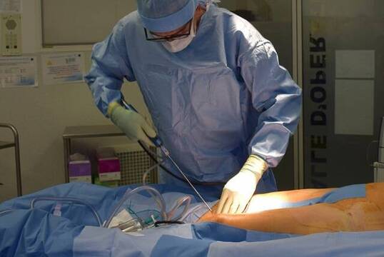 Un cirujano estético opera a un paciente - foto de Philippe Spitalier para Unsplash