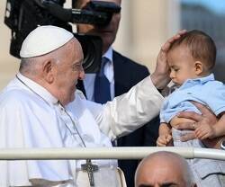 El Papa Francisco bendice a un niño en su audiencia pública del miércoles 13 de septiembre