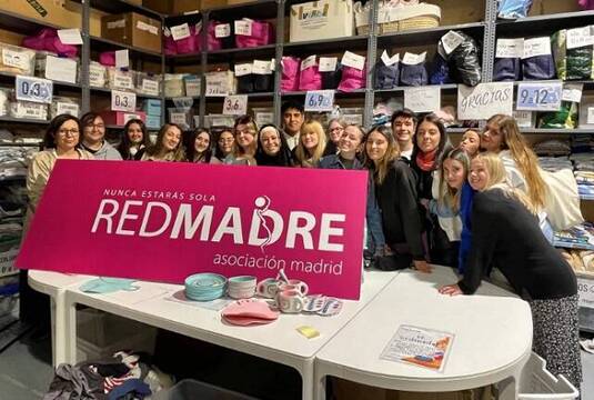 Jóvenes de Formación Profesional en almacenes de RedMadre en Madrid