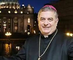 El arzobispo Rodríguez Carballo con el Vaticano de fondo