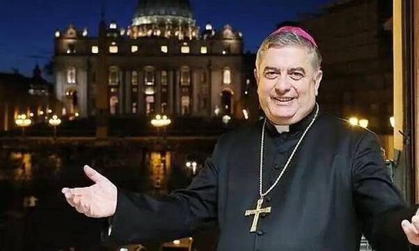 El arzobispo Rodríguez Carballo con el Vaticano de fondo