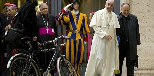 El jesuita Spadaro, con el Papa Francisco y un guardia suizo