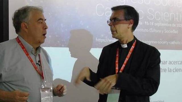 El sacerdote Javier Sánchez y el presidente  internacional Stephen Barr, ambos físicos, en el Congreso de 2022 en Pamplona