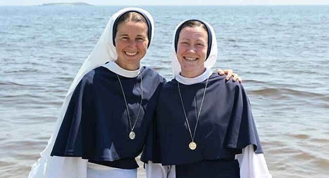 Sor Mary Grace, a la izquierda, junto a otra hermana de las Sisters of Life.