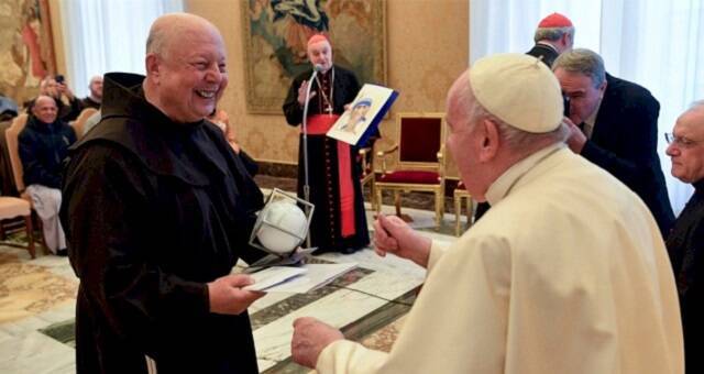 Fray Hanna Jallouf saludando al Papa.