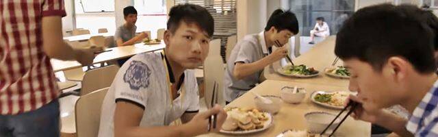 Jóvenes varones chinos en un comedor.