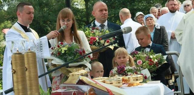 Una familia entrega flores a la Virgen Kebelska de Wawolnica en la peregrinación de inicios de septiembre