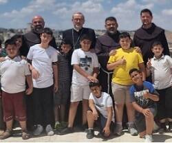 Los franciscanos de Belén con los chicos de su Casa del Niño u Hogar para Muchachos en 2022