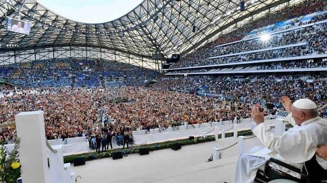 El Papa Francisco saluda a las cincuenta mil personas congregadas en el estadio Velódrome de Marsella para la misa que puso fin al viaje. Foto: Vatican Media.