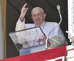 El Papa saluda a los fieles tras el rezo del Ángelus en la Plaza de San Pedro.