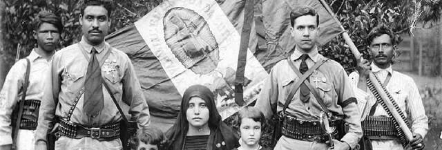 Una familia de "cristeros", con la bandera con la imagen de la Virgen de Guadalupe.