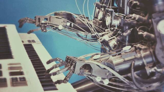Un robot tocando el piano.