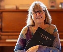 Donna Strickland, Nobel de Física, Medalla de Oro del CSIC, canta en su coro parroquial, reparte cantorales, apaga la luz de la iglesia