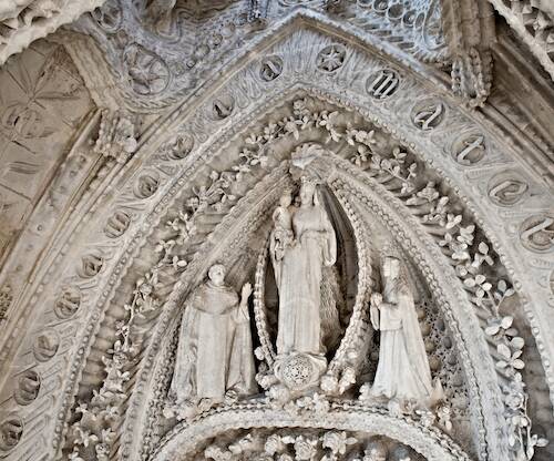 El impresionante portal a la Virgen del Rosario que firmó Gaudí... y el violento motivo que escondió
