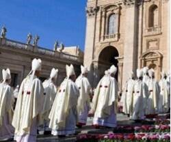 Procesión de entrada en la misa que da inicio al Sínodo de la Sinodalidad el 4 de octubre de 2023