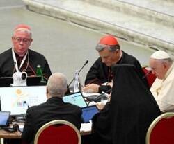 Primera sesión del Sínodo de la Sinodalidad, con el Papa, Hollerich, Grech y otros oradores en la misma mesa