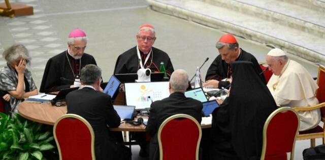 Primera sesión del Sínodo de la Sinodalidad, con el Papa, Hollerich, Grech y otros oradores en la misma mesa