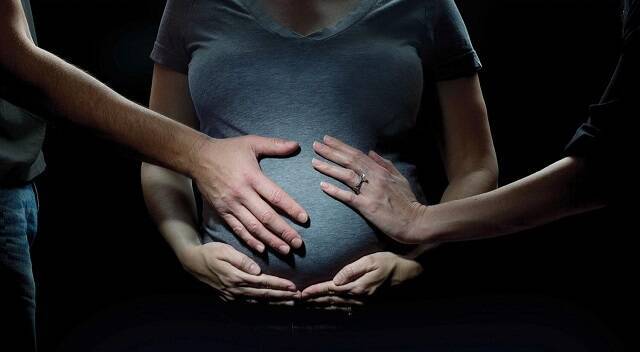 El vientre de alquiler va ligado a la trata en cuanto trabaja con mujeres vulnerables y trafica bebés