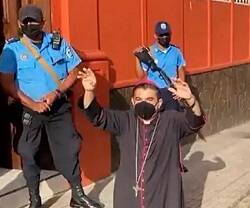 El obispo Rolando de Matagalpa al ser detenido, bienes confiscados... una escena icónica de la persecución en Nicaragua
