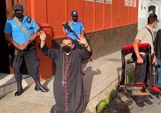 El obispo Rolando de Matagalpa al ser detenido, bienes confiscados... una escena icónica de la persecución en Nicaragua
