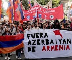 La comunidad armenia en Argentina en 2022 se manifestaba ante la embajada azerí - foto de Osvaldo Fanton