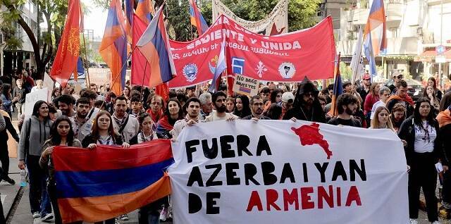 La comunidad armenia en Argentina en 2022 se manifestaba ante la embajada azerí - foto de Osvaldo Fanton