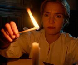 Santa Vicenta María enciende una vela en la película La Sirvienta