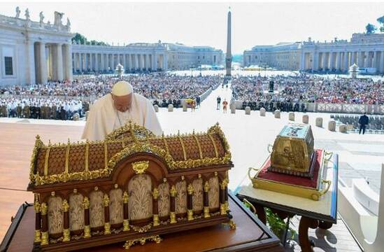 El Papa Francisco con las reliquias de Santa Teresita de Lisieux en Roma