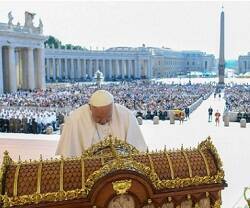 El Papa Francisco con las reliquias de Santa Teresita de Lisieux en Roma