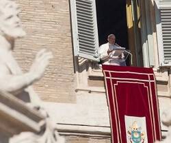El Papa Francisco en el Ángelus animó a pasar tiempo con Dios y a orar el martes por la paz
