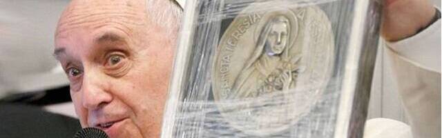 El Papa Francisco, en un viaje, muestra un grabado con la imagen de Santa Teresita de Lisieux