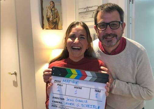 Jesús García, director de Madre No Hay Más Que Una, con una protagonista del filme