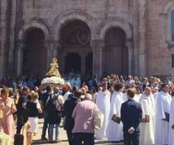Devotos acuden a honrar a la Virgen de Covadonga en su santuario asturiano
