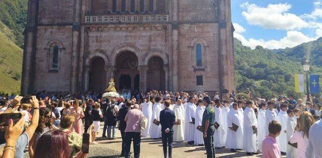 Devotos acuden a honrar a la Virgen de Covadonga en su santuario asturiano