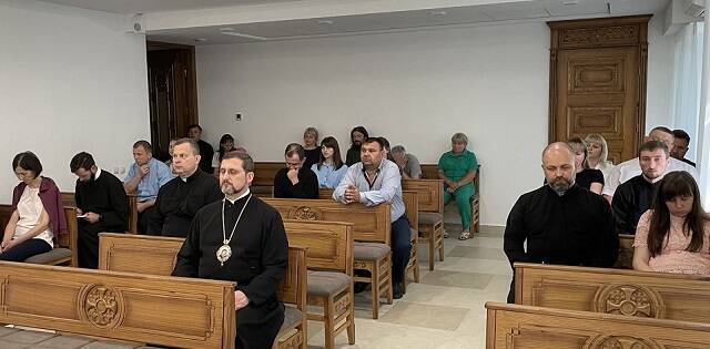Sacerdotes grecocatólicos de Odesa, de retiro en Zarvanitsia en junio de 2023, con sus esposas