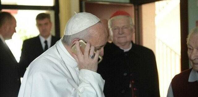 El Papa Francisco al teléfono, en una foto de archivo