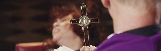 Ostensión de la cruz en un exorcismo, en la película documental italiana Libera Nos