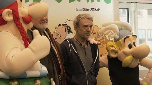 De izquierda a derecha en la foto, Obélix, Didier Conrad (autor de los dibujos), Fabcaro (autor de los textos) y Astérix, en la presentación de 'El lirio blanco' en Francia.