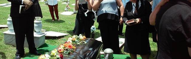 Reflexión en el funeral, una foto de Rhodi Lopez para Unsplash