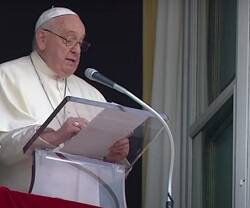 El Papa Francisco en Todos los Santos los presenta como hermanos mayores en el rezo del Ángelus