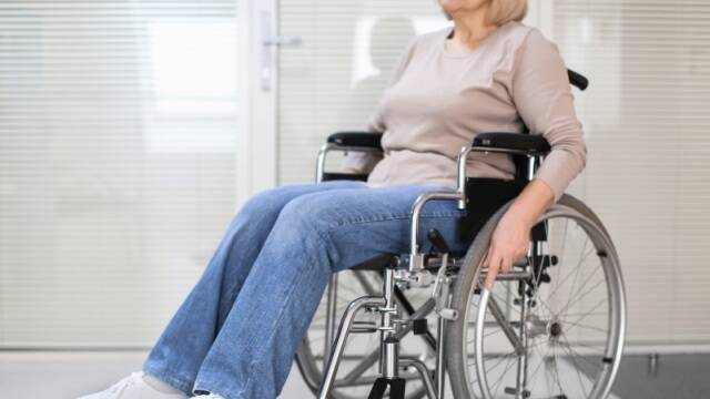 Una mujer en silla de ruedas. 