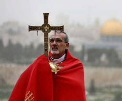 El cardenal Pizzaballa, con una Cruz con Jerusalén al fondo.