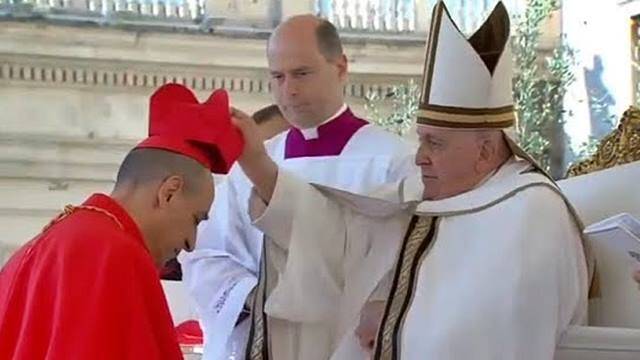 Momento en el que Francisco impone el birrete cardenalicio a Víctor Manuel Fernández, el pasado 30 de septiembre.