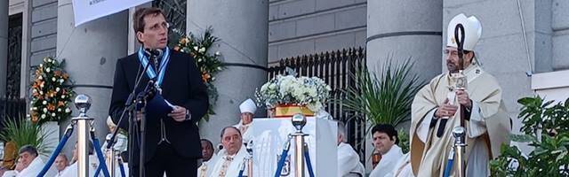 El cardenal arzobispo de Madrid, José Cobo, escucha el voto a la Virgen, en nombre de la ciudad, del alcalde de Madrid, José Luis Martínez-Almeida, en la festividad de la patrona, Nuestra Señora de la Almudena.